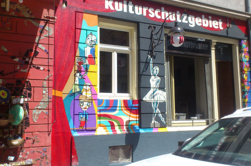projekttheater dresden Bunte Außenfassade des Projekttheaters mit Wandmalereien, unter anderem einer Ballerina und Comicfiguren. Über dem Eingang steht ‚Kulturschutzgebiet‘.