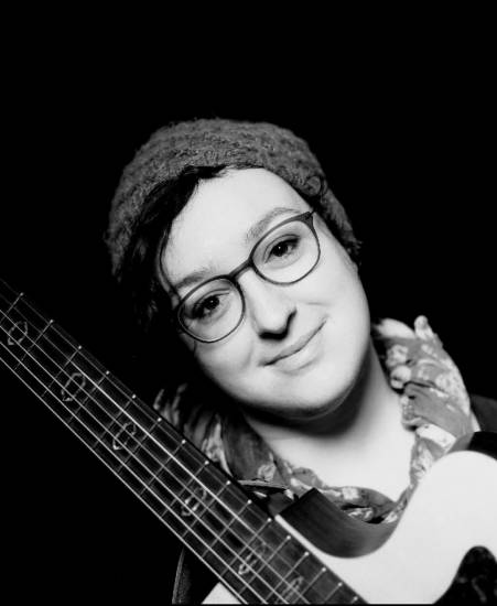schwarzweiss Bild mit einer Frau und ihrer Gitarre