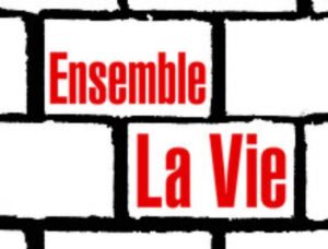 Logo des Ensemble La Vie. Ausschnitt einer stilisierten Ziegelwand in schwarz-weiß. Davor in roter Schrift: Ensemble La Vie