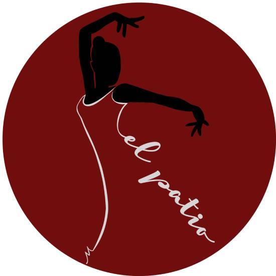 Logo: Schwarze stilisierte Silhouette einer Flamenco-Tänzerin mit erhobenen Armen auf bordeauxrotem Kreis. Entlang der Körperlinie steht in weißer, geschwungener Schrift ‚el patio‘.