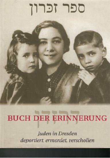 550h 250127-gedenktag Buchcover mit historischem Schwarz-Weiß-Foto einer Frau mit zwei Kindern. Titel: ‚Buch der Erinnerung – Juden in Dresden deportiert, ermordet, verschollen‘. Darüber hebräische Schriftzeichen.