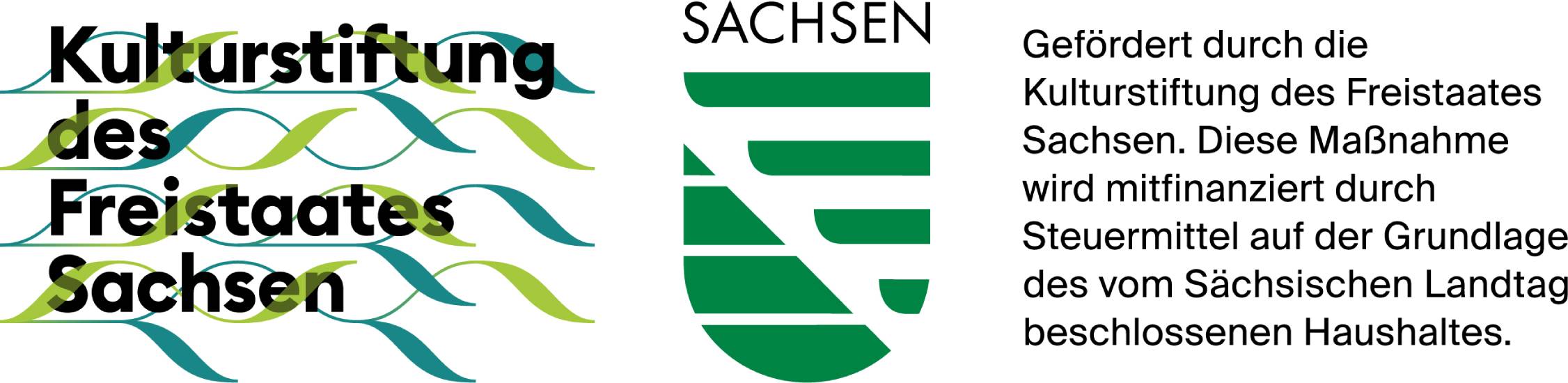 Auf der linken Seite steht zwischen blauen und grünen Wellenlinien der Schriftzug: Kulturstiftung des Freistaates Sachsen. in der Mitte ist das Landeswappen Sachsens in Grün abgebildet und darüber steht: Sachsen. Rechts steht in schwarzer Schrift: Gefördert durch die Kulturstiftung des Freistaates Sachsens. Diese Maßnahme wird mitfinanziert durch die Steuermittel auf der Grundlage des vom Sächsischen Landtag beschlossenen Haushalts.