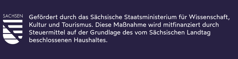 Das Signet des Landes Sachsen in weiß und der folgende Text: 