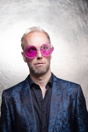Mittelalter Mann mit großer Rosa Brille