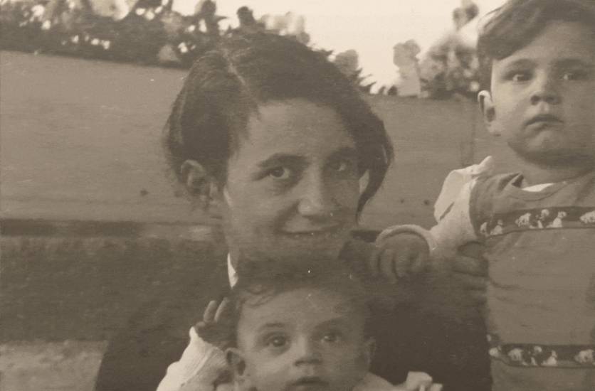 Altes schwarzweiss Foto mit einer Frau und 2 Kindern