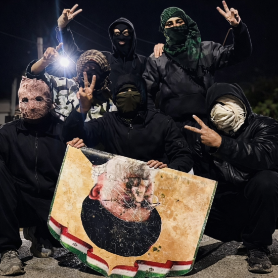 Unbenannt (15) Sechs vermummte Personen sitzen und stehen vor der Kamera und zeigen mit den Fingern das Peace-Zeichen.