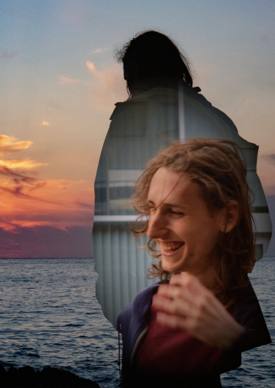 Fotocollage auf der ein lachender Mann und ein Meer bei Sonnenuntergang zu sehen sind.