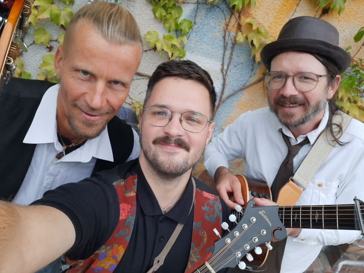 Frontalaufnahme der Bluegrass-Band Fretless Phil Unit mit ihren Instrumenten