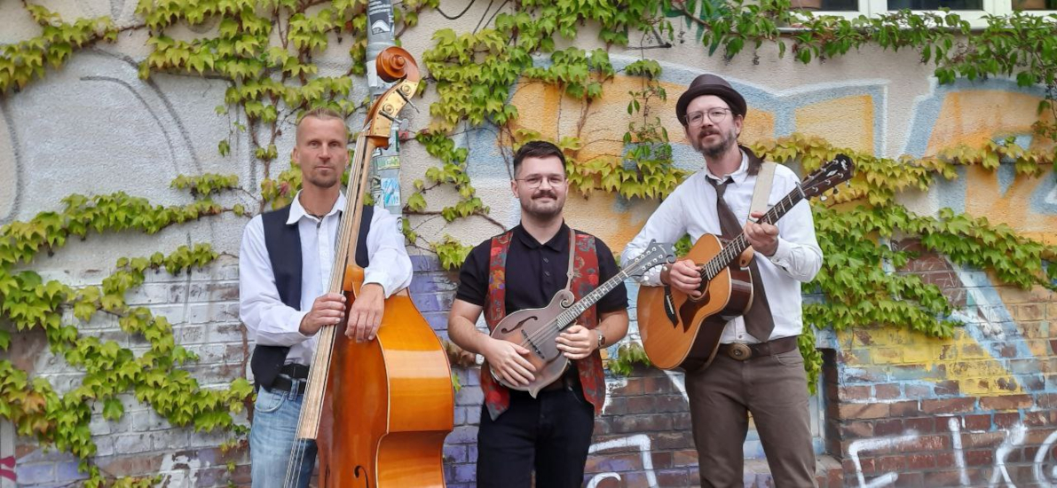 Frontalaufnahme der Bluegrass-Band Fretless Phil Unit mit ihren Instrumenten