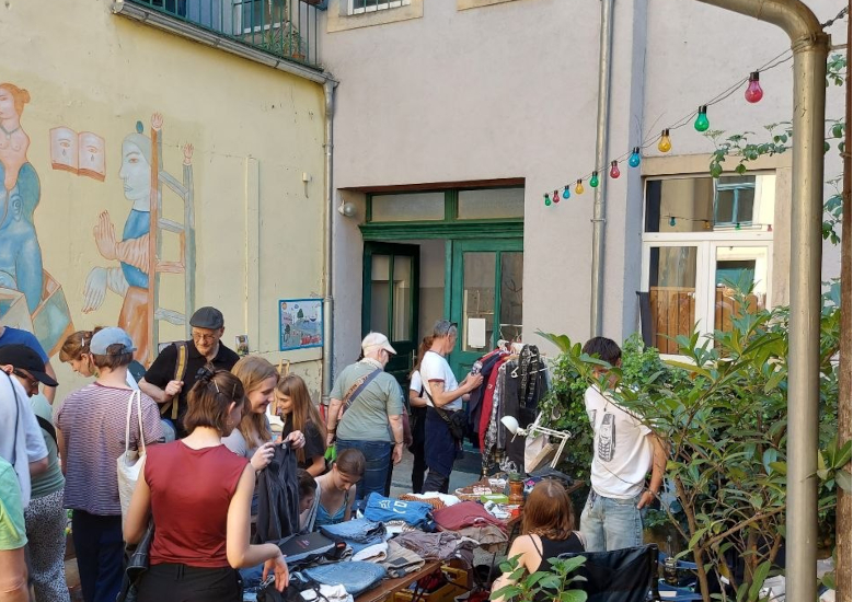 Foto von einem Flohmarkt im Hinterhof.