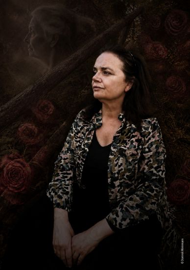 Rose Titel550 Collage einer sitzenden Frau. Sie schaut zur Seite im Hintergrund sind Rosen und das Gesicht einer älteren Frau.