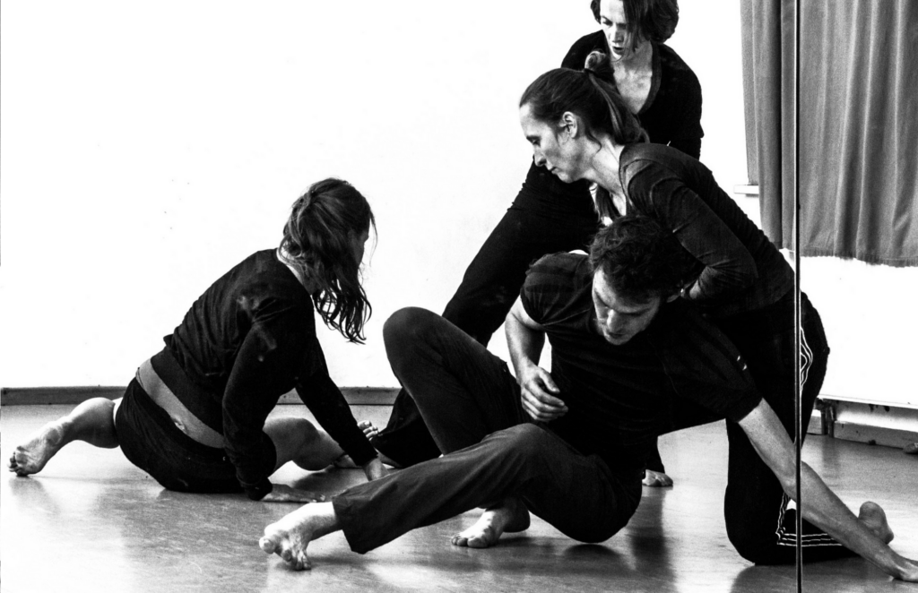 Schwarz-weiß Fotografie von vier Personen beim Contemporary Dance.